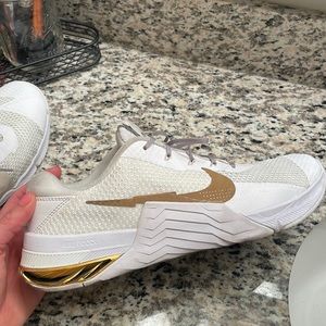 Men’s Nike Metcon 7 - white / gold